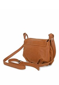 Braune Leder-Crossbody-Tasche mit strukturierter Oberfläche, einem oberen Klappenverschluss und einem verstellbaren Trageriemen. Sie hat eine runde Form und minimales Zubehör.