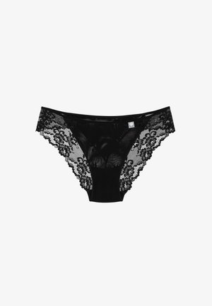 Czarne koronkowe majtki z przezroczystym koronkowym wykończeniem, gładkim ciałem z materiału i dekoracyjną metką. Wzory koronkowe wzdłuż brzegów dodają szczegółów.