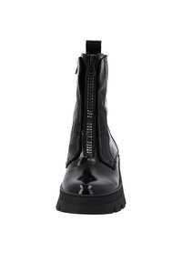 Botas de tobillo de charol negro con cremallera frontal y herrajes texturizados. La suela es gruesa y el diseño presenta superficies lisas y brillantes.