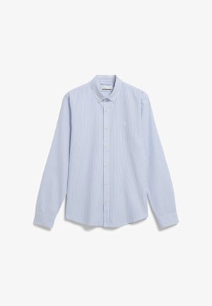 Lichtblauw overhemd met verticale witte strepen, lange mouwen, een kraag en een klein geborduurd logo op de borst.