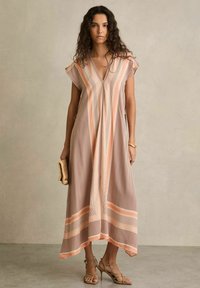 Rochie lungă, cu decolteu în V, de culoare bej stins, cu dungi verticale piersică și un model în zigzag. Material moale, ușor, cu mâneci scurte și croi lejer.