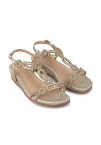 Beige wedge sandalen met een gestructureerde zool, versierd met goudkleurige ronde schakels en rhinestones. Open teen ontwerp met een enkelbandje.