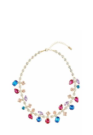 Collana color oro con gemme multicolori in varie forme, tra cui rotonda, a pera e quadrata. Include chiusura a catena.