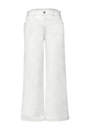 Jean en denim blanc à jambes larges avec bouton devant, fermeture éclair, passants de ceinture et poches avant, présenté sur un fond uni.