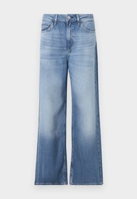 Pantalones vaqueros anchos de denim azul claro con un acabado desgastado, diseño de cinco bolsillos y cierre frontal de botones. Sin patrones visibles ni detalles de hardware.