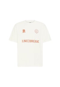 Hvid bomulds t-shirt med korteærmer. Har orange tekst "LINE|BREAK" og logoer, herunder et stiliseret bogstav "R" og et rundt emblem.