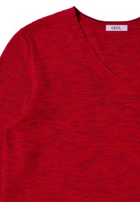 Maglione rosso a V in tessuto lavorato a maglia con un motivo testurizzato. Presenta maniche corte e un'etichetta con la scritta "CECIL."