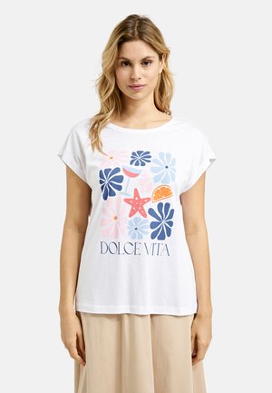 Weißes Baumwoll-T-Shirt mit einem bunten Blumenmuster und dem Text "DOLCE VITA" in Marineblau, mit kurzen, aufgerollten Ärmeln und einem lockeren Schnitt.
