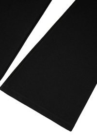 Fekete pamutnadrág sima textúrával, széles lábú dizájnnal és egyenes szegéllyel. Nincs látható fémrész vagy minta.
