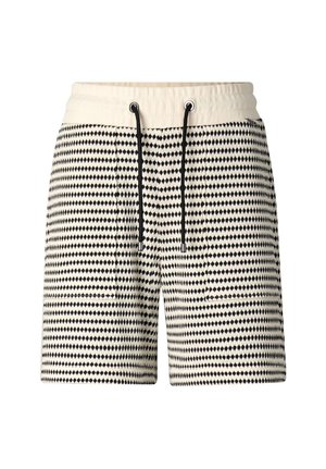 Szorty dzianinowe z elastycznym białym pasem, czarnym sznurkiem ściągającym i czarnym geometrycznym wzorem kropek na białym materiale, z przednimi naszywanymi kieszeniami.