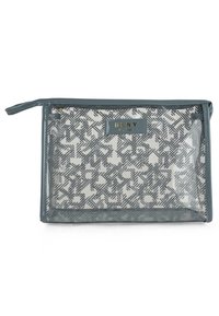Bolsa de cosméticos transparente con ribete azul-verde, que presenta un patrón geométrico en blanco y negro, cierre de cremallera y acento dorado con logotipo.