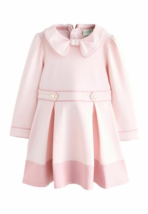 Rosa Kleid mit langen Ärmeln, großem Kragen und einer Schleifendetail. Verfügt über zwei goldene Knöpfe und einen plissierten Rock mit einem kontrastierenden Saum.