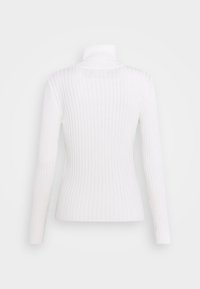 Maglione bianco a collo alto con costine e maniche lunghe, caratterizzato da un design aderente e una texture morbida, mostrato di schiena.