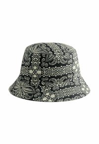 Cappello a secchiello in bianco e nero realizzato in tessuto, con intricate fantasie floreali e geometriche, dalla consistenza morbida e un ampio bordo inclinato verso il basso.