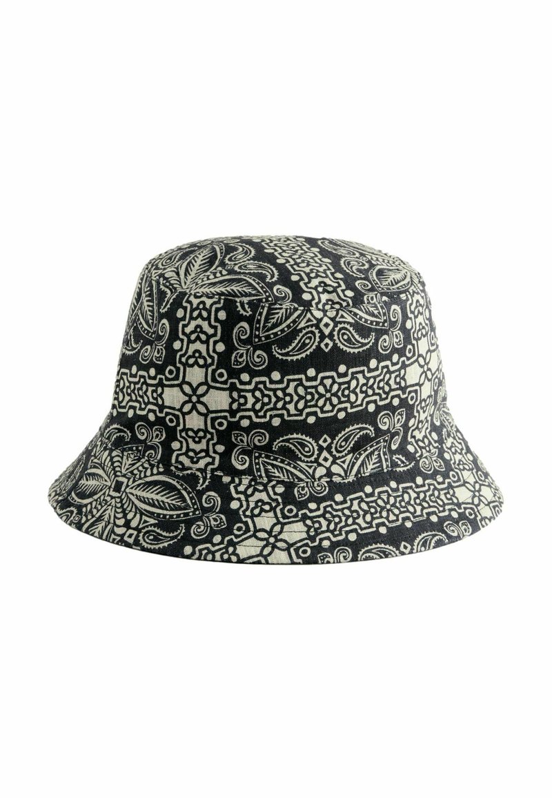 Cappello a secchiello in bianco e nero realizzato in tessuto, con intricate fantasie floreali e geometriche, dalla consistenza morbida e un ampio bordo inclinato verso il basso.