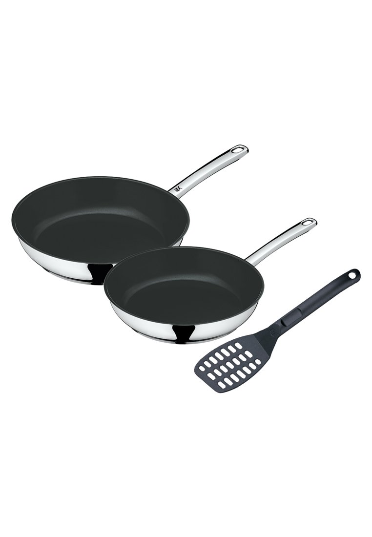 Zestaw patelni nieprzywierających z uchwytami ze stali nierdzewnej; jedna większa i jedna mniejsza patelnia, dopełnione czarną łopatką z dziurkami.