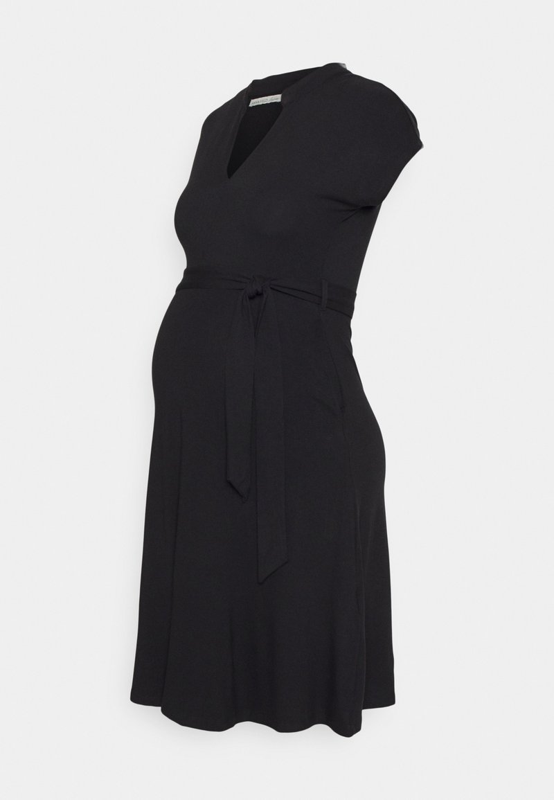 Vestido de maternidade preto com decote em V, mangas curtas e cintura com laço. Feito de tecido suave com uma saia fluida.