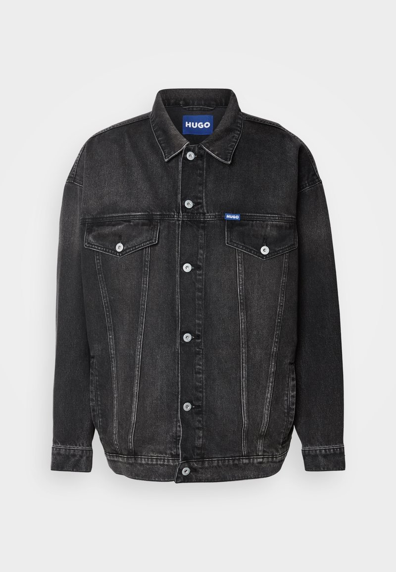 Czarna dżinsowa kurtka z buttonami z przodu, dwoma kieszeniami na piersi oraz kontrastowymi, srebrnymi detalami. Kołnierz oraz luźny krój podkreślają jej design.