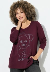 Langsleeve maroon shirt met een zilveren koala graphic en het woord "Merry," gemaakt van zacht katoen met een relaxte pasvorm.