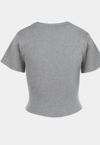 Szara, prążkowana koszulka z krótkim rękawem. Posiada okrągły dekolt i dopasowany krój, wykonana z miękkiego, teksturowanego materiału.