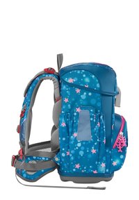 Zaino blu con motivo a stelle rosa, spallacci grigi e retro in rete. Presenta scomparti con zip e un tag con un accento decorativo.