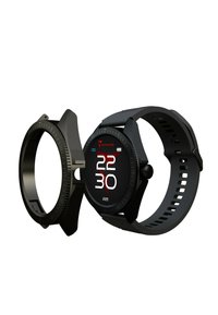 Zwarte smartwatch met een digitaal display dat de tijd in het wit en rood toont. Beschikt over een getextureerde bezel, een verstelbare band en zijknoppen.