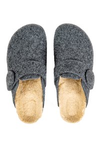 Chaussons en laine gris avec une douce doublure beige, dotés d'un bout arrondi et d'un accent de bouton sur le côté.