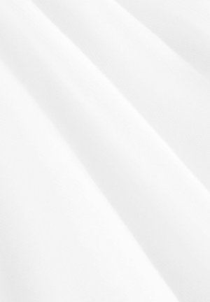 Witte stof met een gladde, zachte textuur, met subtiele plooien en een consistente, egale oppervlakte overal.
