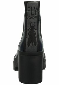 Botas negras hasta el tobillo con un acabado texturizado, que presentan un tacón grueso, paneles laterales elásticos y un motivo de mosca en la parte posterior.
