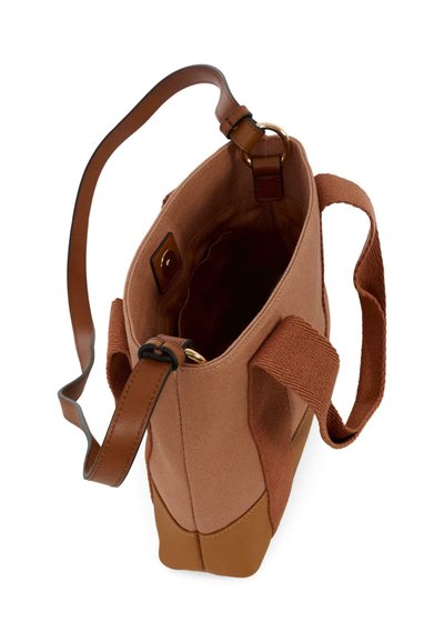 Borsa in canvas marrone con fondo e dettagli in pelle. Dotata di una singola tracolla e tessuto texturizzato, presenta un design con apertura superiore.