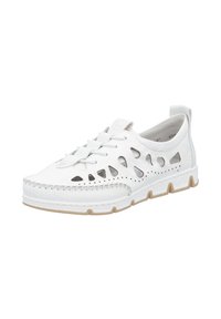 Chaussure blanche à enfiler en cuir avec des motifs découpés, des coutures décoratives, une semelle texturée et des accents en caoutchouc. Design à bout rond.