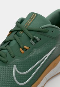 Nike Performance JUNIPER - Løbesko trail - fir/light silver/desert ochre/bright crimson/clay green/college grey