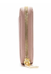 Portafoglio rosa dalla texture, con chiusura a zip dorata, forma rettangolare e profilo sottile, dotato di un attacco per portachiavi in metallo.
