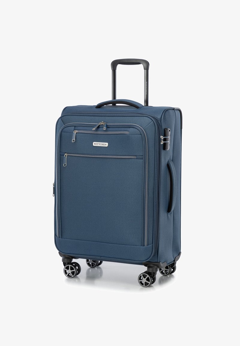 Valise bleue à roulettes avec un tissu texturé, deux poches zippées à l'avant, une poignée rétractable et quatre roues multidirectionnelles.