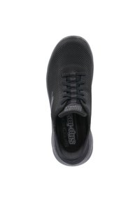 Zapatillas negras de malla sin cordones con un upper texturizado, que cuentan con un cuello y talón acolchados, puntera redonda y un logo minimalista en la plantilla.