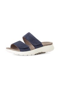 Marine blauw suède slide sandalen met twee brede banden, een gevoerd voetbed en een witte textuurzool voor ondersteuning. Laag profiel ontwerp en flexibel materiaal.