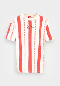 Rød og cremet stribet kortærmet t-shirt med rund halsudskæring og subtile pilmønstre detaljer. Centreret brandlogo på fronten.