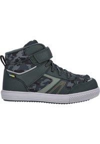 Zapatillas altas en verde oscuro con un patrón de camuflaje. Cuentan con una correa de velcro, suela de goma gris y acentos texturizados.