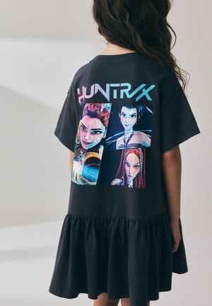 Next, REGULAR FIT - KPOP DEMON HUNTERS T-SHIRT DRESS . - Jersey dress - charcoal grey