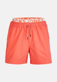 Pantaloni da nuoto corallo con cintura elastica, caratterizzati da un logo bianco JACK & JONES e un cordino, realizzati in tessuto leggero.