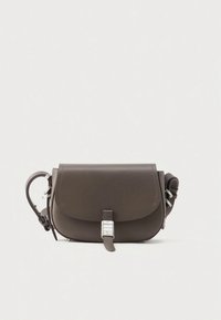 Καφέ δερμάτινη τσάντα χιαστί με καμπυλωτό σχήμα, κλείσιμο με μαγνητικό καπάκι και εξαρτήματα σε ασημί χρώμα. Διαθέτει ρυθμιζόμενο ιμάντα ώμου.