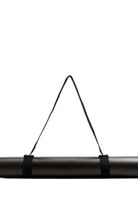 Tapis de yoga noir en forme de cylindre avec une surface texturée, maintenu par deux sangles noires et une poignée de transport ajustable pour plus de portabilité.
