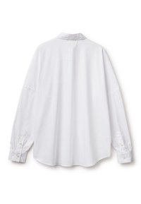 Camicia bianca a maniche lunghe, realizzata in tessuto morbido, con colletto classico, polsini con bottone e una vestibilità rilassata con orlo arrotondato.