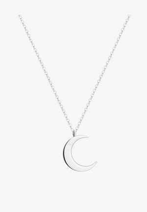 Collier en argent avec un pendentif en forme de lune croissante ayant une surface lisse et polie, suspendu à une chaîne délicate.