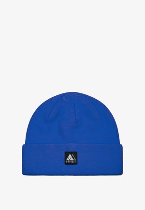 Modrá pletená čepice s ohrnutým okrajem, která má malou černou etiketu s bílým logem hory a textem. Hladká textura, pružný materiál.