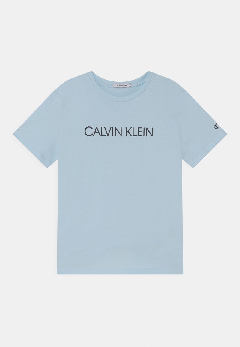 Helles blaues Baumwoll-T-Shirt mit rundem Halsausschnitt und kurzen Ärmeln. Auf der Vorderseite steht der Text "CALVIN KLEIN" in dunkler Schrift.