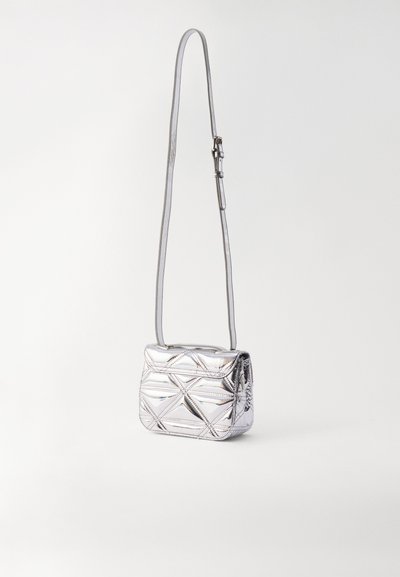 Geantă crossbody argintie cu un design matlasat, având cusături diagonale și o curea subțire, finisată într-un material lucios, reflectorizant.