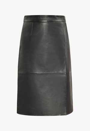 Melnas ādas A formas svārki ar gludu tekstūru, kuriem ir šuvju detaļas un vidēja garuma dizains. Nav redzamu aizdari vai rotājumu.