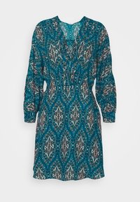 Tee-farbenes Kleid mit einem Paisleymuster, langen Ärmeln, einem V-Ausschnitt und geraffter Taille. Aus leichtem Stoff gefertigt und mit filigranen Details versehen.