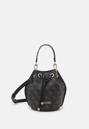 Sac seau noir Guess avec motif de logo embossé, ferrures dorées, fermeture à cordon, poignée supérieure et bandoulière réglable.